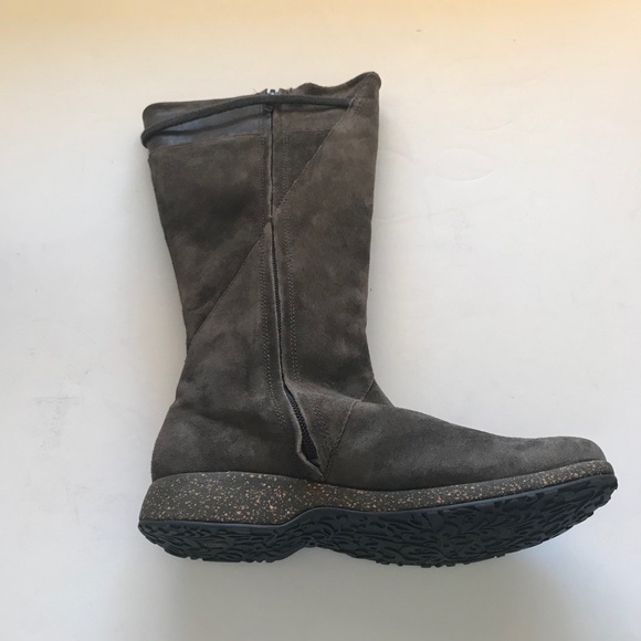 Teva Brown Suede Boots - Picture 6 of 13